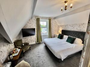 - une chambre avec un lit, une télévision et une chaise dans l'établissement Georges Place, à York