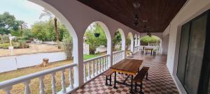 Balcony o terrace sa Luxury holiday villas in Bahrain for Families