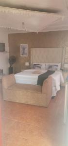 1 dormitorio con 1 cama grande en una habitación en Drakensview guesthouse en Acornhoek