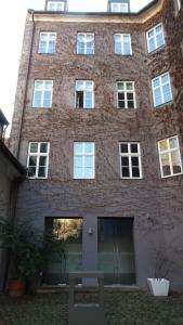 ein großes Backsteingebäude mit Fenstern und einer Tür in der Unterkunft White Lotus Apartment in Wien