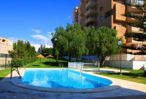 uma piscina em frente a um edifício em Expoholidays - Corinto 4ºC em Aguadulce