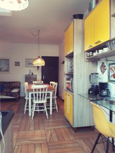 Η κουζίνα ή μικρή κουζίνα στο Apartamento Praia do Santinho nº103