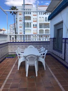 - un balcon avec une table et des chaises dans l'établissement Conde Collection Matalascañas Doñana, à Matalascañas