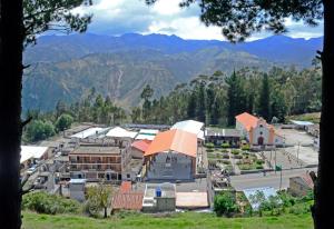 uma vista para uma aldeia com montanhas ao fundo em Lagoon Hotel Chugchilan em Chugchilán