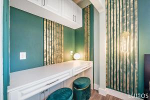 vestidor con paredes verdes y 2 taburetes en Luxury Beach Oasis - Heated Pool, Game Extravaganza L44, en Miami