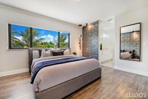 Un dormitorio con una cama grande y una ventana grande. en Luxury Beach Oasis - Heated Pool, Game Extravaganza L44, en Miami 37 fotos más