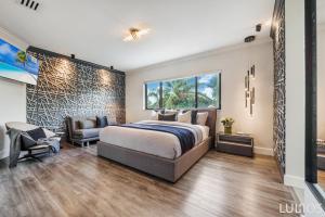 Un dormitorio con una cama, un sofá y una silla. en Luxury Beach Oasis - Heated Pool, Game Extravaganza L44, en Miami
