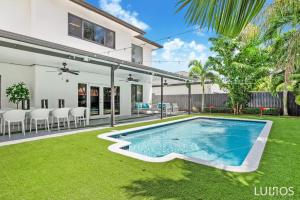 una piscina en el patio trasero de una casa en Luxury Beach Oasis - Heated Pool, Game Extravaganza L44, en Miami