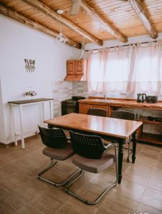 メンドーサにあるLa Casa de Margaritaの木製のテーブルと椅子のあるキッチン