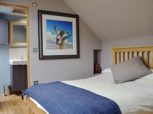 a bedroom with a bed and a picture of a giraffe at Fishermans Lodge in Highpeak Junction