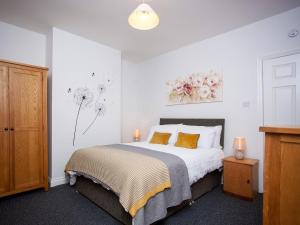 um quarto com uma cama com duas almofadas laranja em Freville Cottage em Shildon