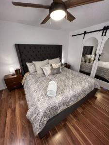 Ένα ή περισσότερα κρεβάτια σε δωμάτιο στο Spacious, Cal King Bed, Sleeps 6, Full Kitchen