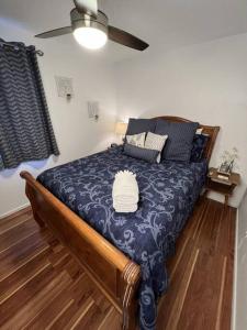 Ένα ή περισσότερα κρεβάτια σε δωμάτιο στο Spacious, Cal King Bed, Sleeps 6, Full Kitchen