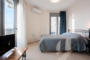 Posteľ alebo postele v izbe v ubytovaní Georgia seaview apartments Α2