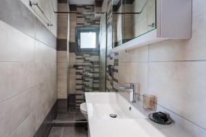 Kúpeľňa v ubytovaní Georgia seaview apartments Α2 + 30 fotografií