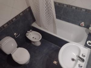 y baño con aseo, lavabo y bañera. en Casa en Mendoza en Godoy Cruz