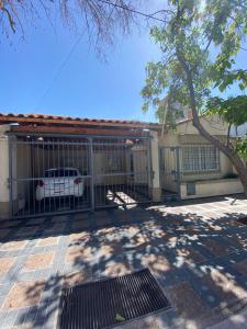 una casa con una puerta con un coche en ella en Casa en Mendoza en Godoy Cruz