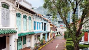 una calle en una ciudad con edificios en Holiday Inn Express Singapore Orchard Road, an IHG Hotel en Singapur