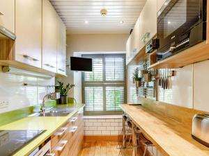 A cozinha ou kitchenette de Old Rydon Inn