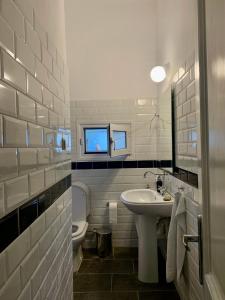 een witte badkamer met een wastafel en een toilet bij Casa Azul in Spáta