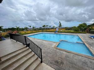 uma grande piscina com uma escada ao lado em Sunshine Cove Luxury Villa 3 em Falmouth