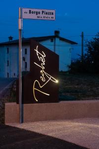 a sign on the side of a street at Agrialloggio Antica Gastaldia in Osigo