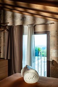 een slaapkamer met een raam en een kussen op een bed bij Agrialloggio Antica Gastaldia 