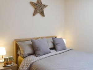 a bedroom with a bed with a starfish on the wall at Shoemakers Steading in Hopeman