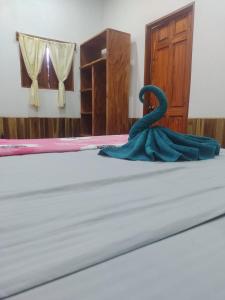 Schwanenrede auf einem Bett in der Unterkunft Pochote Lodge in Guayabos