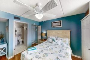 sypialnia z łóżkiem i wentylatorem sufitowym w obiekcie 3118 Near Ocean 1st Floor SE w mieście Saint Augustine Beach