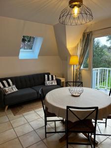 - un salon avec une table et un canapé dans l'établissement 11 Les Pins Penchés, à Neufchâtel-Hardelot