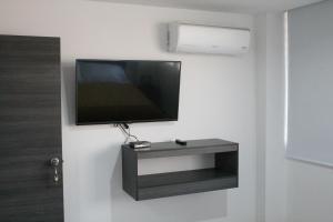 Uma televisão e/ou sistema de entretenimento em Hotel Onix T