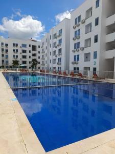 una gran piscina frente a un edificio en Apartamento en caribe campestre, en Coveñas