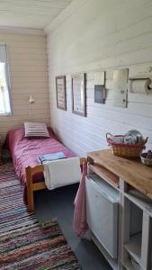 Habitación con cama y mesa. en Savikulma B&B en Mynämäki