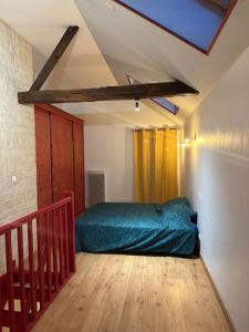 a bedroom with a bed in the middle of a room at Charmante maison de ville in Bolbec