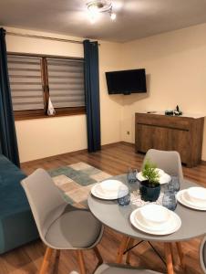 Telewizja i/lub zestaw kina domowego w obiekcie Dębowy Apartamenty/Pokoje