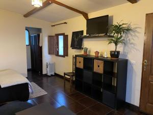 TV a/nebo společenská místnost v ubytování Finca AliBaba