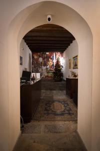 ein Torbogen mit einem Weihnachtsbaum in einem Zimmer in der Unterkunft Alla Loggia Del Gattopardo in Palermo