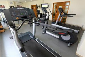 un gimnasio con dos máquinas de correr y una cinta de correr en Hotel La Venta Inn Villahermosa, en Villahermosa