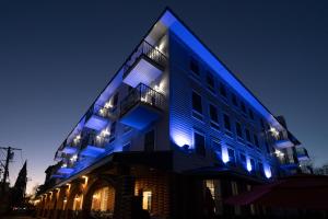 um edifício com luzes azuis à noite em Orange Inn Boutique Hotel em Goshen