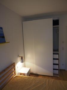 um quarto com uma porta de correr com uma cama e uma mesa em Ahorn 4 em Gröbming