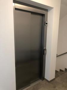 una porta dell'ascensore in un edificio di Ahorn 4 a Gröbming