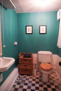 ein Bad mit einem WC und einem Waschbecken in der Unterkunft The Snicket - Traditional Cotswold Home in Cheltenham
