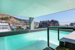 Swimmingpoolen hos eller tæt på Backup-Powered Urban Sanctuary near Table Mountain