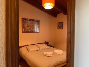 sypialnia z łóżkiem z dwoma ręcznikami w obiekcie Mas del Carrascal w mieście Chodos