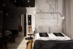 - une chambre avec un lit avec une tête de lit et une table dans l'établissement Republiki Korczakowskiej Apartamenty, à Cracovie