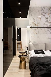 une chambre avec un lit et une table dedans dans l'établissement Republiki Korczakowskiej Apartamenty, à Cracovie