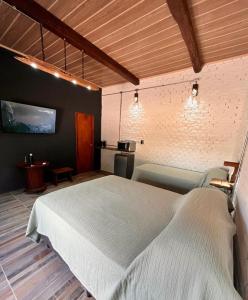ein Schlafzimmer mit einem großen weißen Bett in einem Zimmer in der Unterkunft LA POSADA in Aiguá