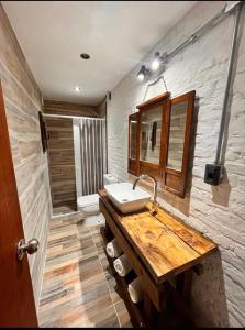 ein Bad mit einem Waschbecken und einem WC in der Unterkunft LA POSADA in Aiguá