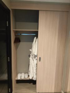un armario con toallas blancas en un estante en Hotel Enjoy Pucon, en Pucón